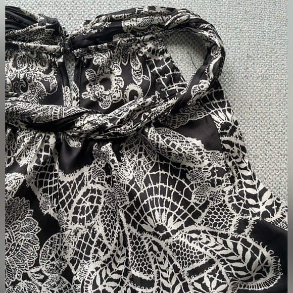 Vintage black and white sleeveless paisley twisted neck halter silky top - Picture 3 of 4